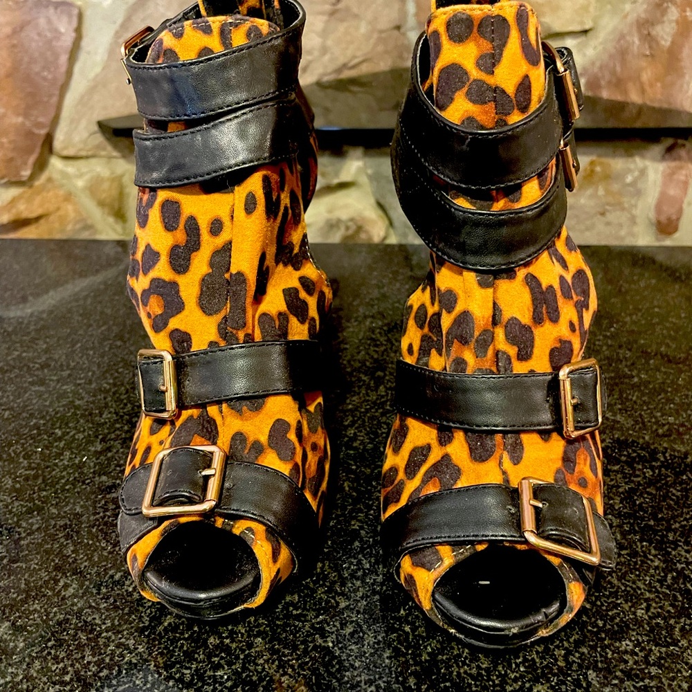 Anne Michelle Leopard peep toe trap heels size 10